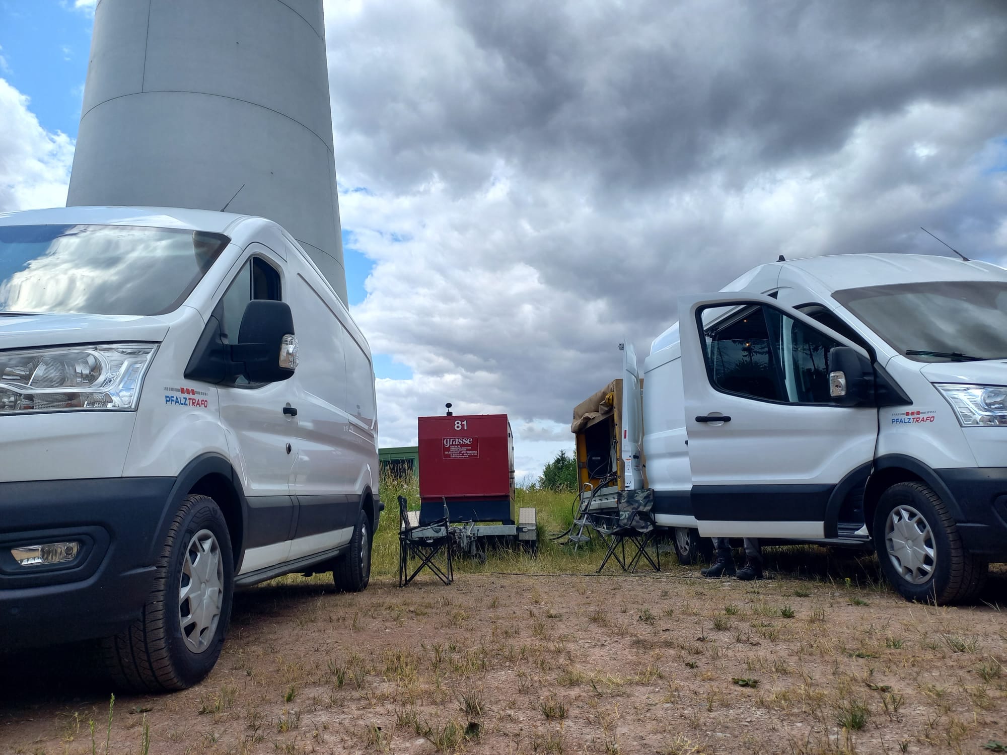Servicefahrzeuge von Pfalztrafo im Außeneinsatz – Karrierechance im Trafo-Service-Team